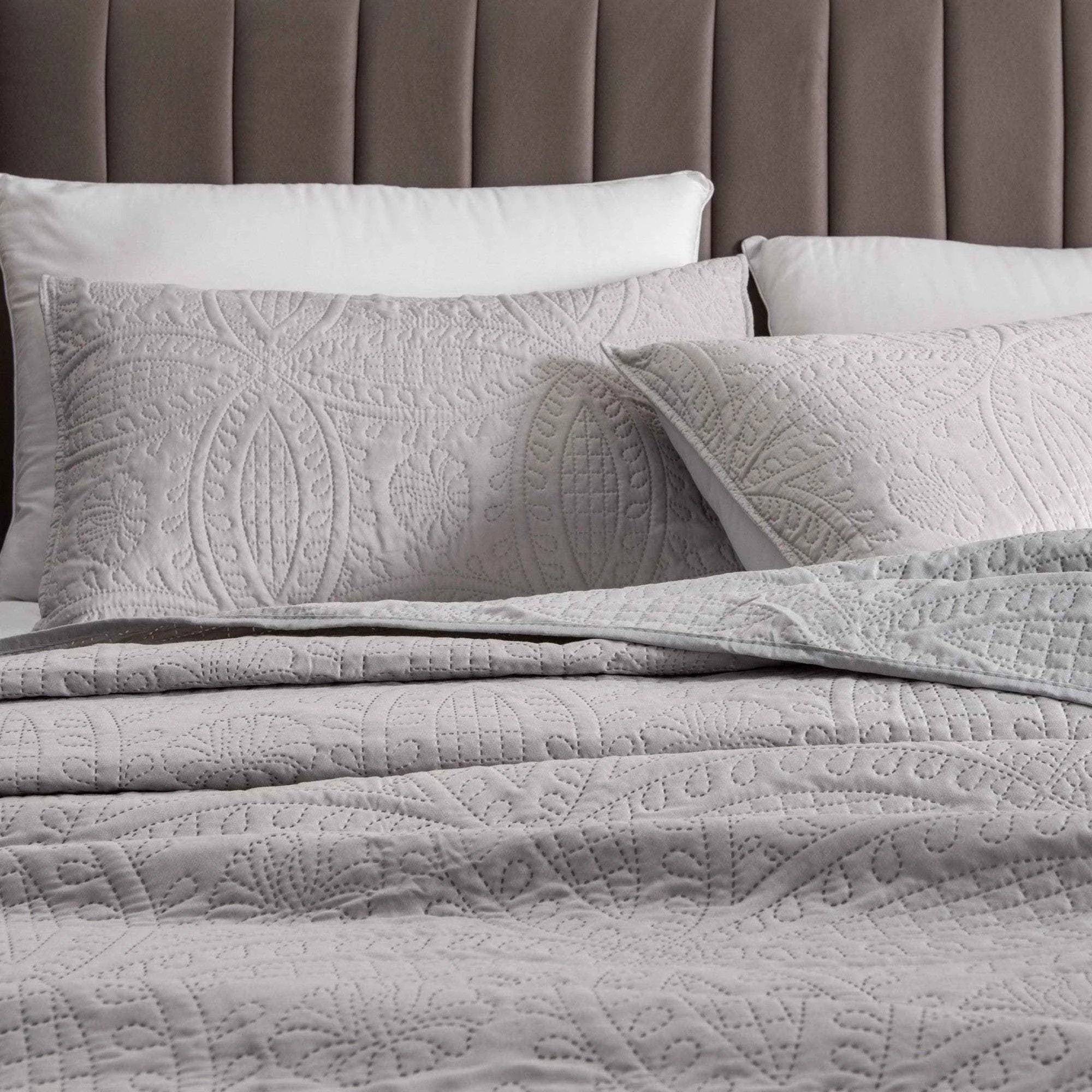 Quality 3-Piece Oversized Medallion Quilt Set – Clara Collection Outstanding
