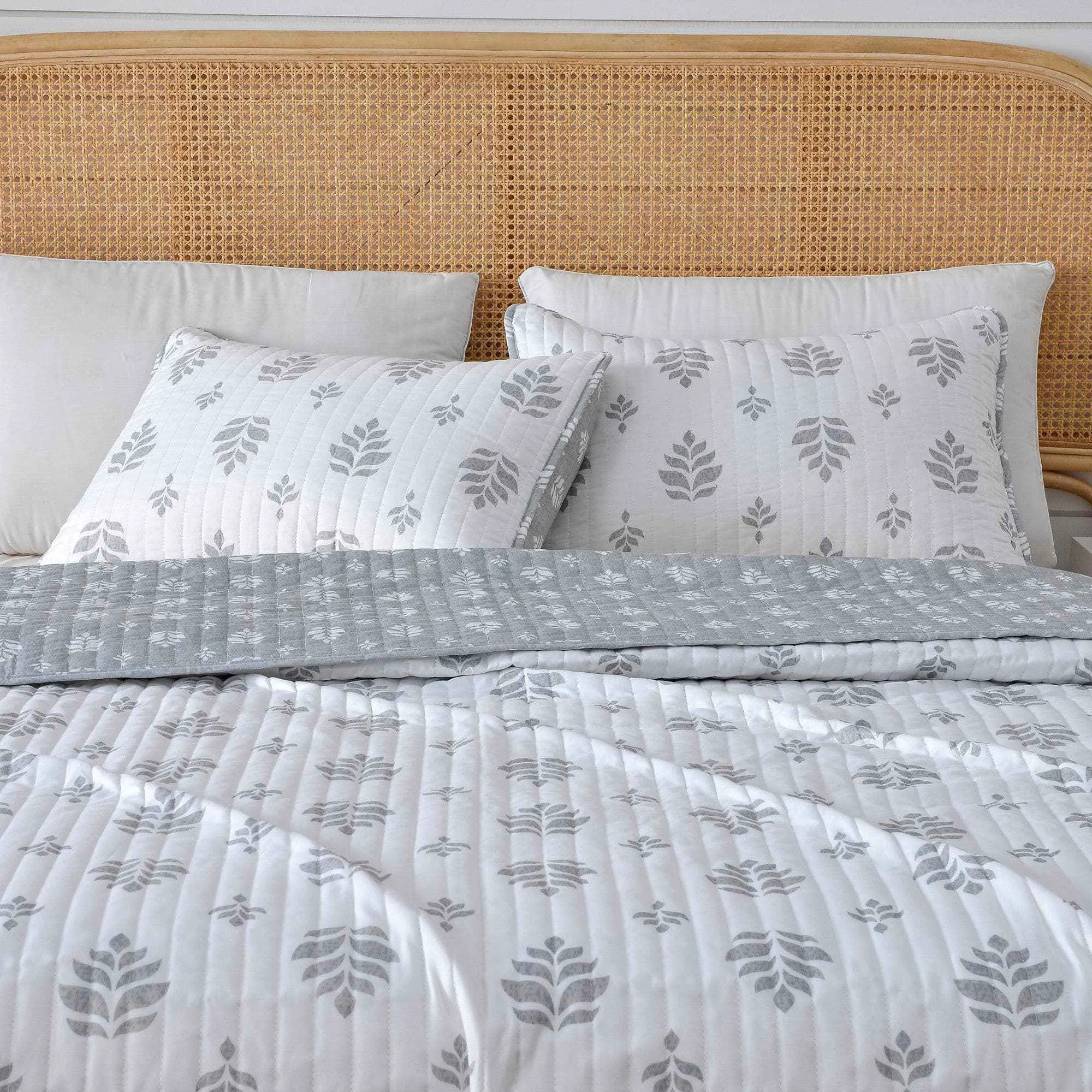 Elegant 3-Piece French Floral Quilt – Colette Collection Flexible