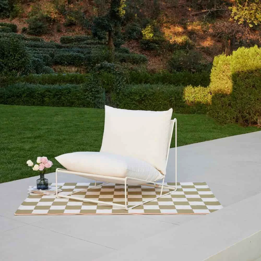 Solid Modern Aluminum Garden Lounge Chair with Plush White Cushions Lightweight