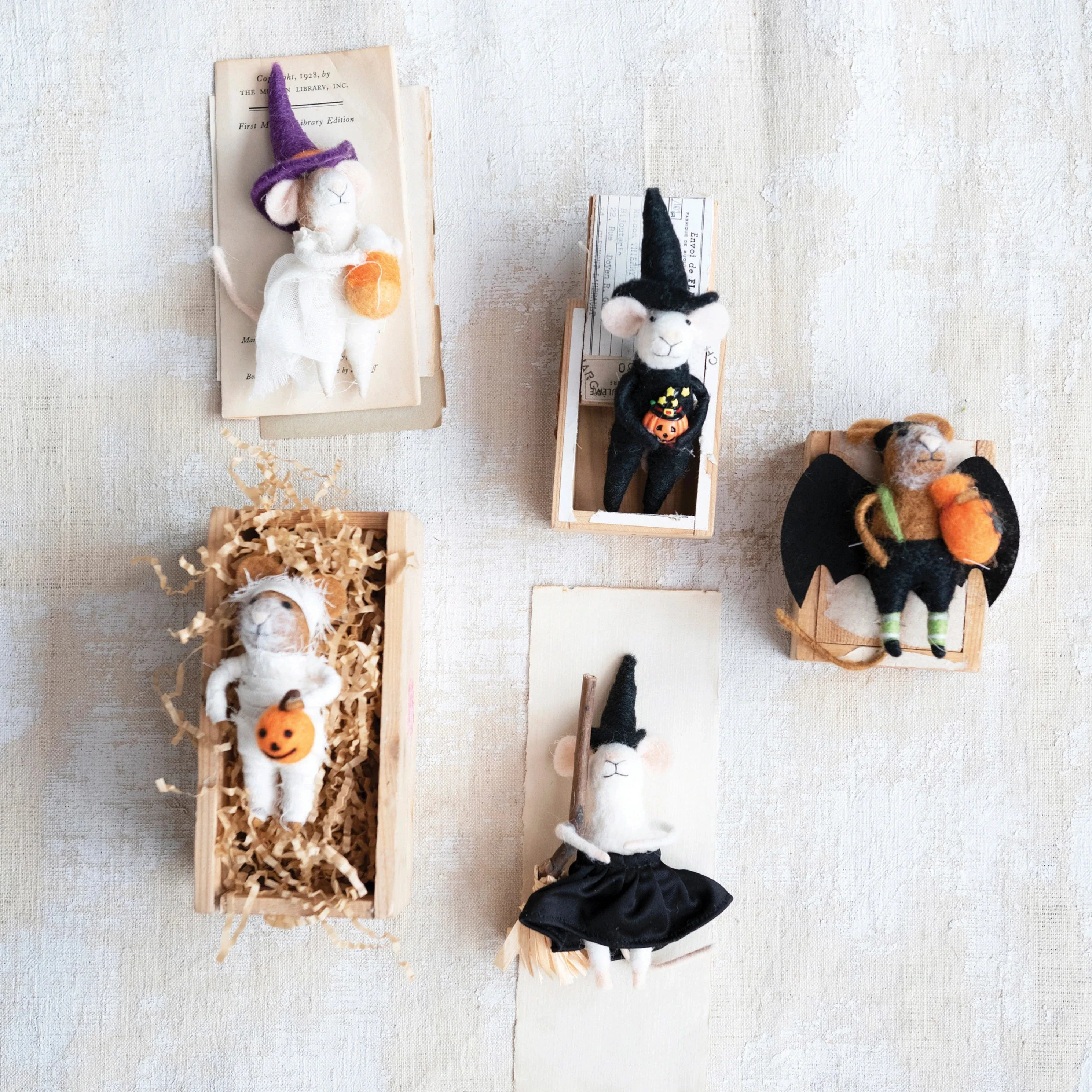 High-Performance Handmade Wool Felt Mouse in Costume Fast