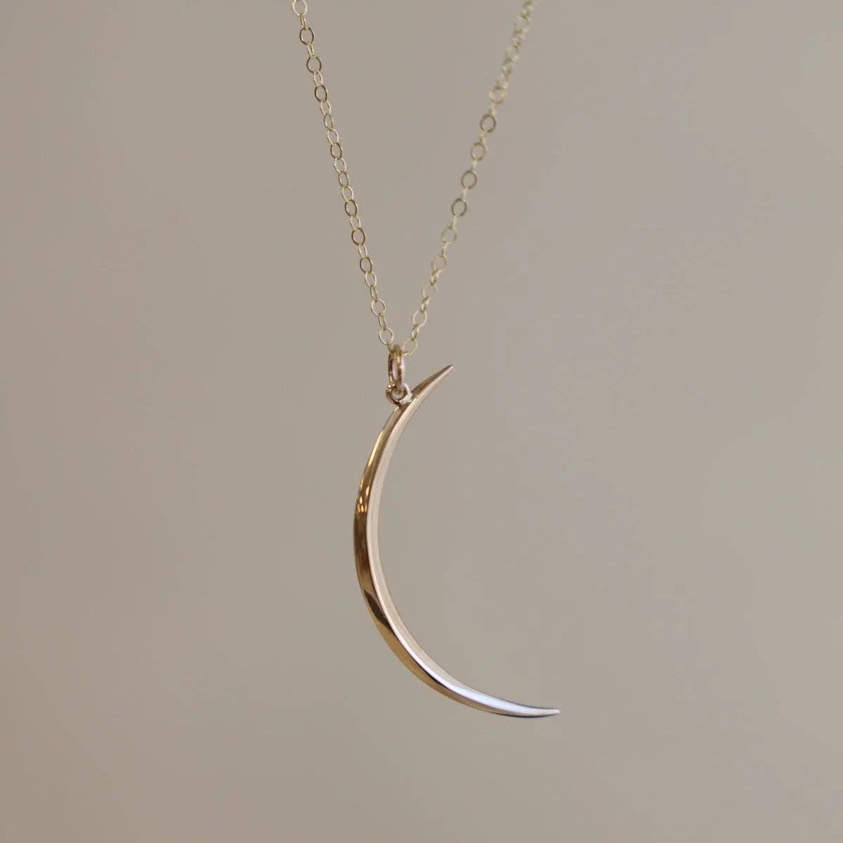 High-End Crescent Gold Necklace Next-Generation