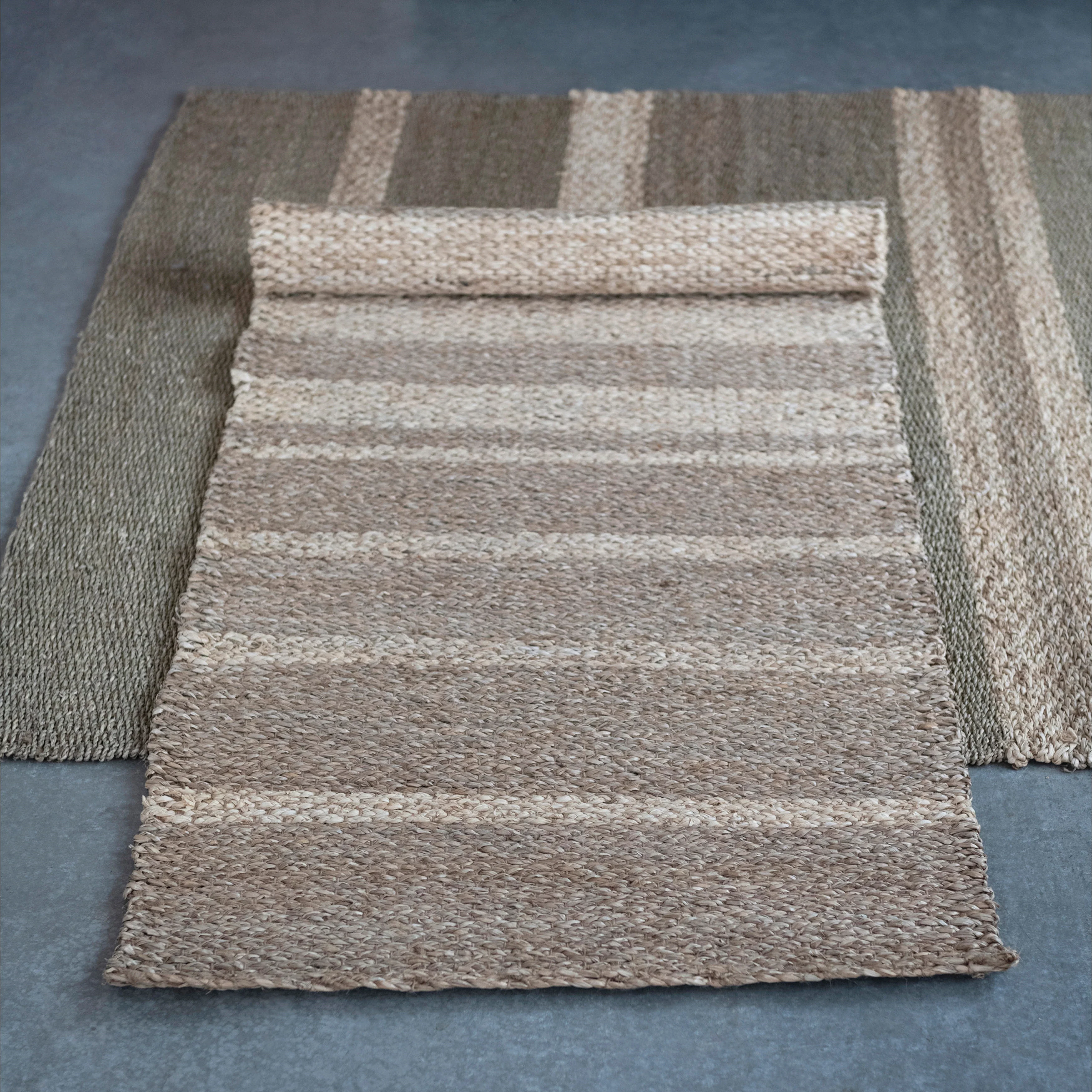Versatile 5′ x 6-1 2′ Hand-Woven Seagrass and Corn Husk Rug High-End