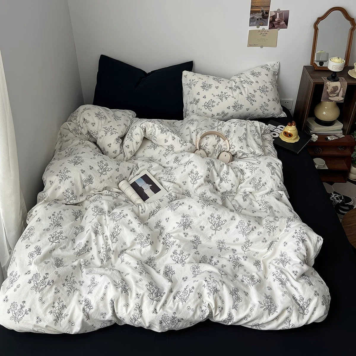 Stylish Black Outline Flowers Bedding Set Functional