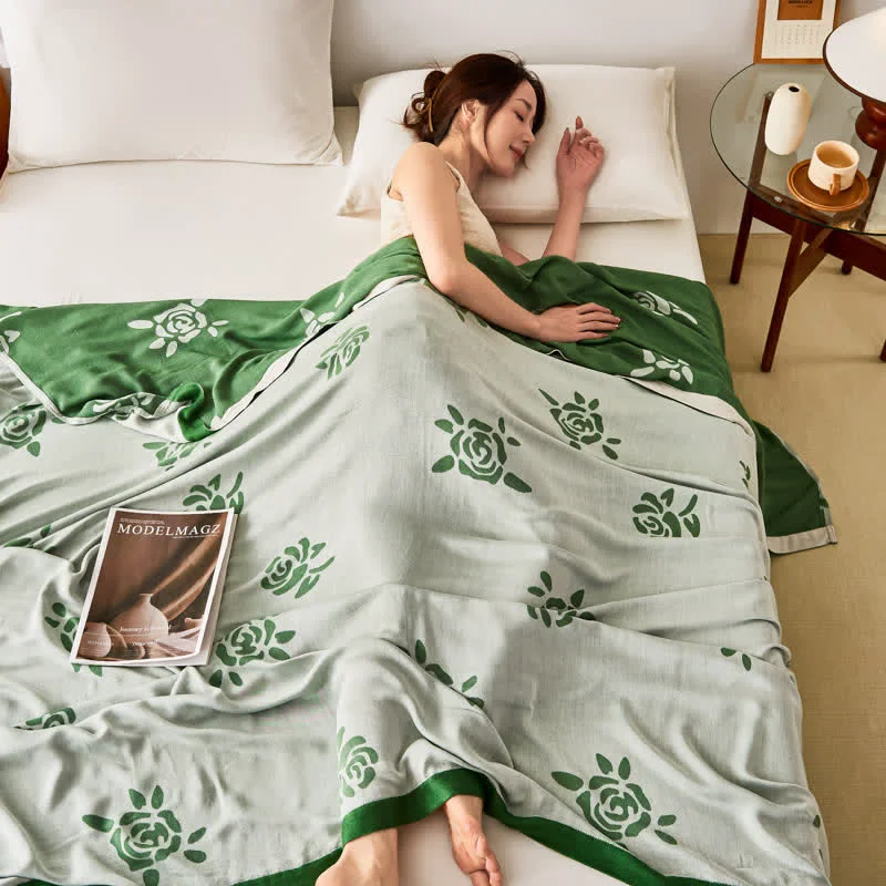 High-Grade Bamboo Fiber Jacquard Rose Summer Quilt Prestigious