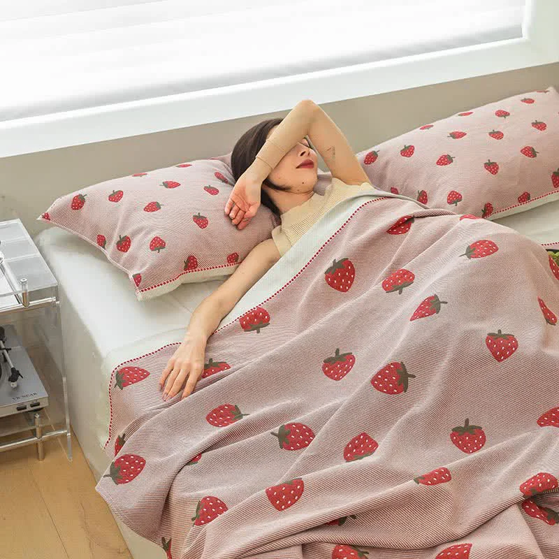Traditional Pink Strawberry Breathable Cotton Gauze Quilt Powerful