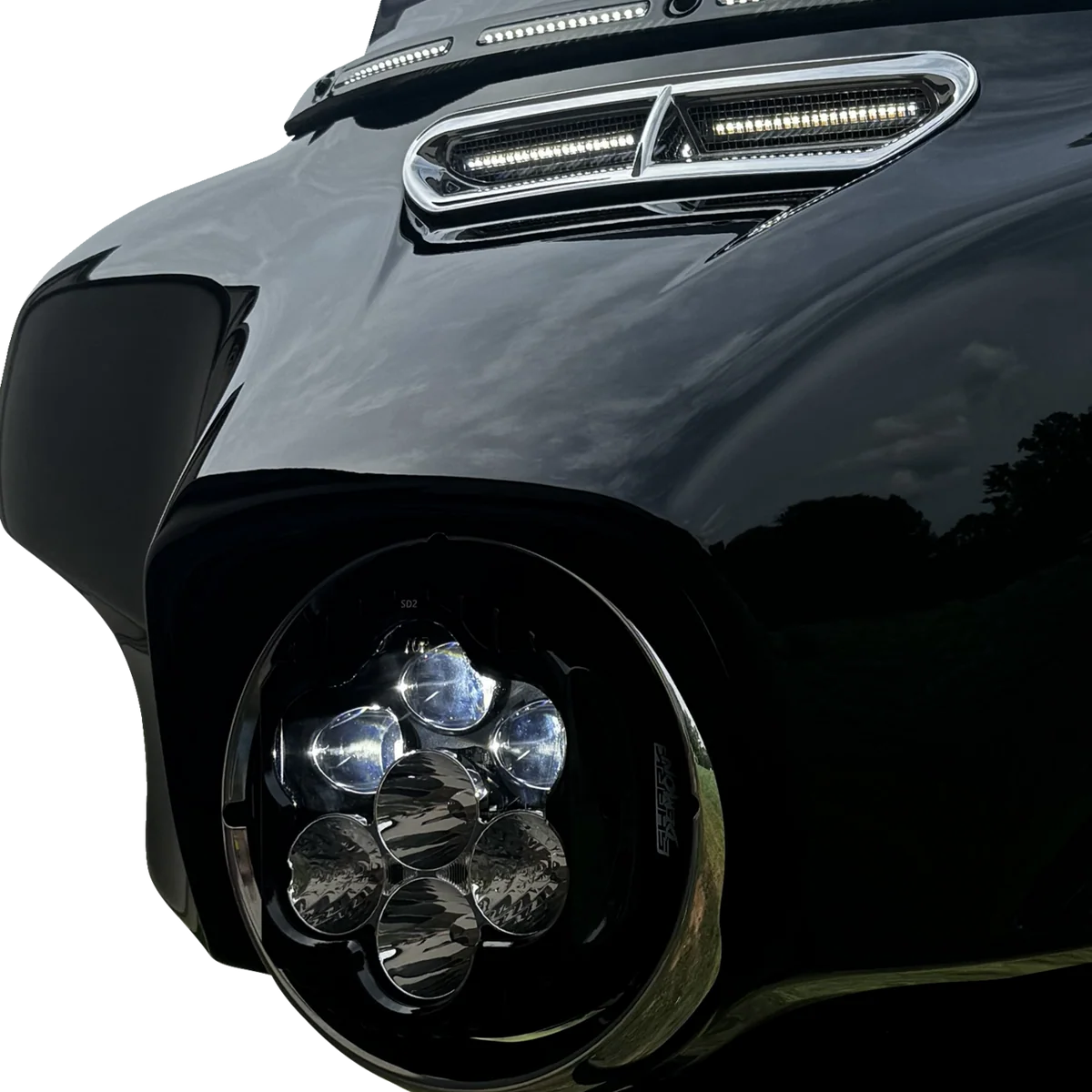 Luxury CUSTOM DYNAMICS LED Headlight – Shark Demon – Harley-Davidson SD2-BW-W Specialty