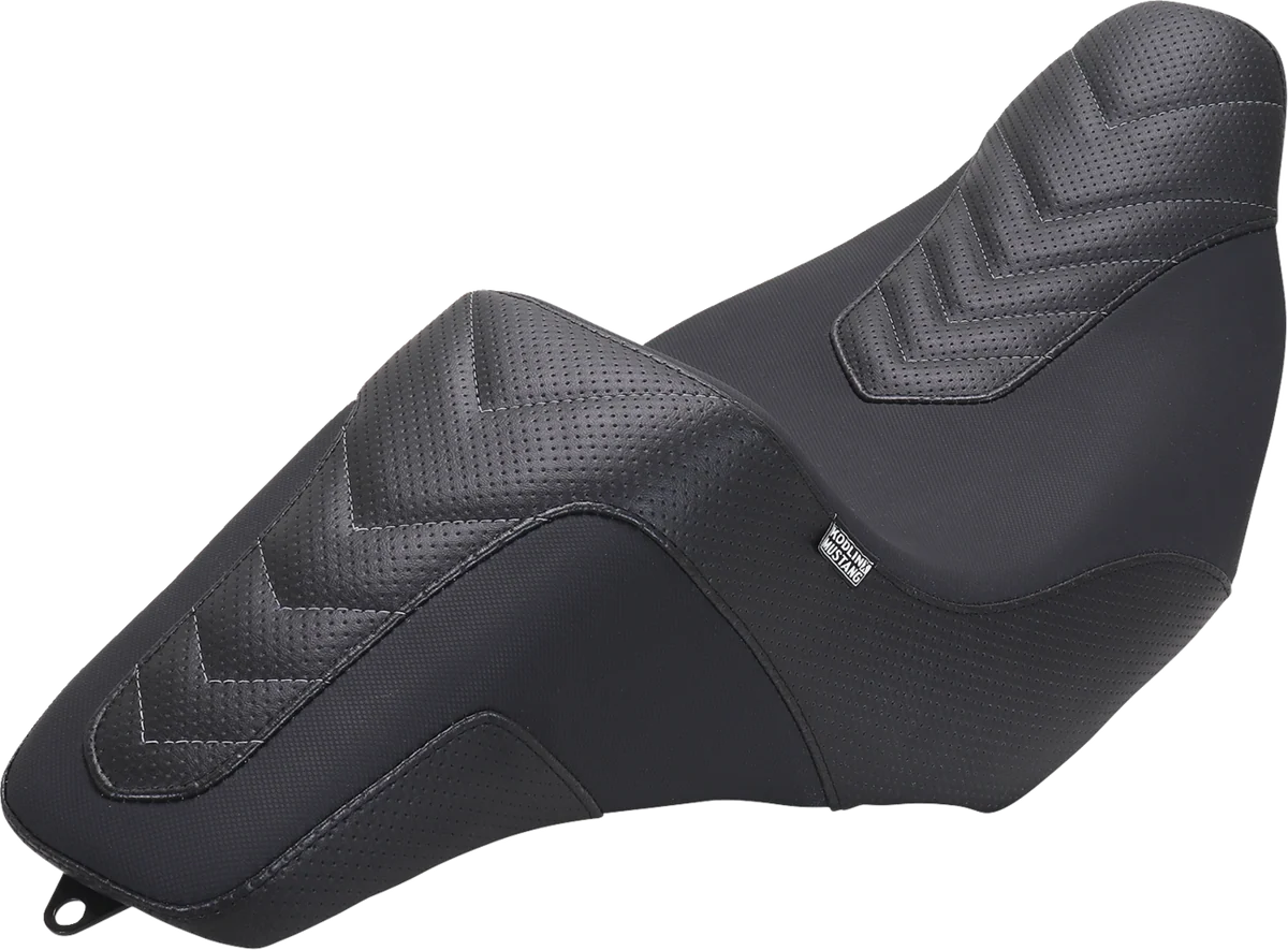 Prestigious MUSTANG Signature Series Squareback™ Seat – Gripper Vinyl – Chevron – Gunmetal Stitch – FLH FLT ’23-’25 76324GM Pure